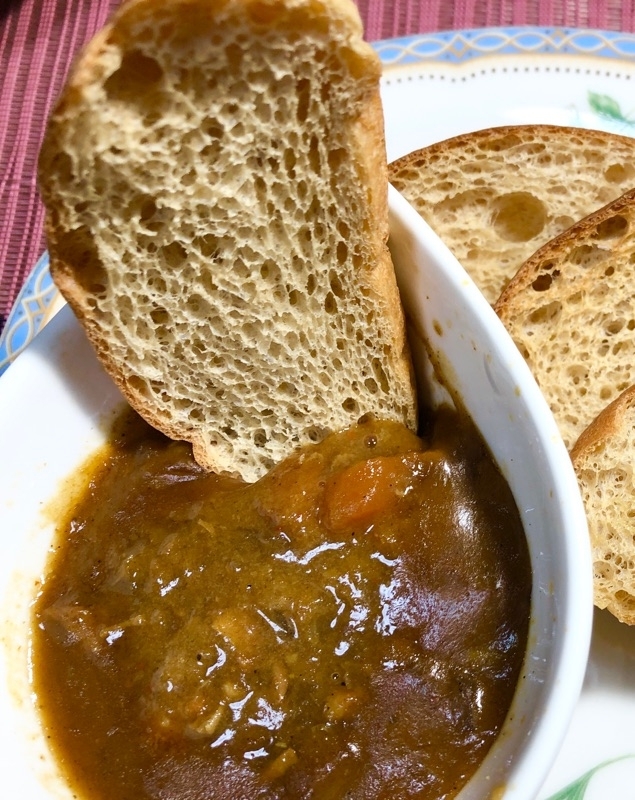 ブランパントーストでカレーをすくって撮った写真
