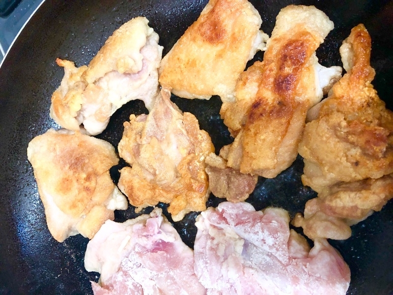 鶏を揚げ焼きするところを撮った写真