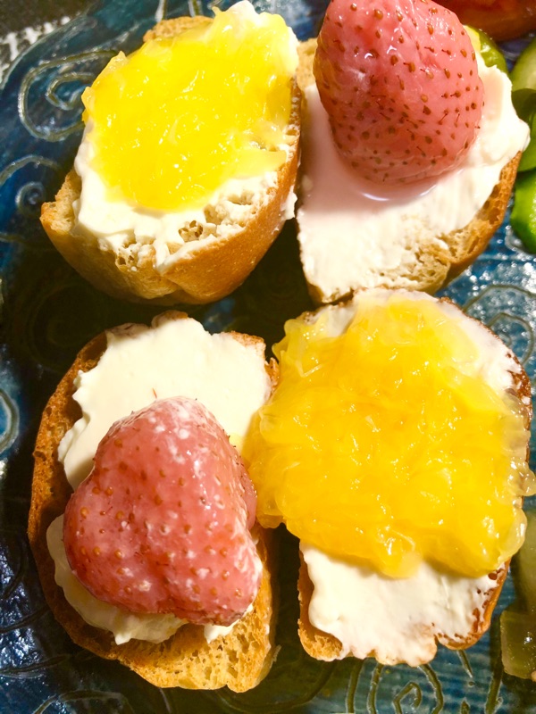 ブランパンの夏ミカンとイチゴのカナッペを撮った写真