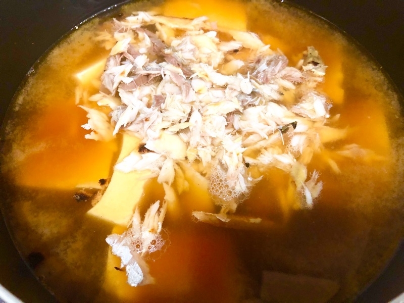 出汁に豆腐とサバを入れて撮った写真