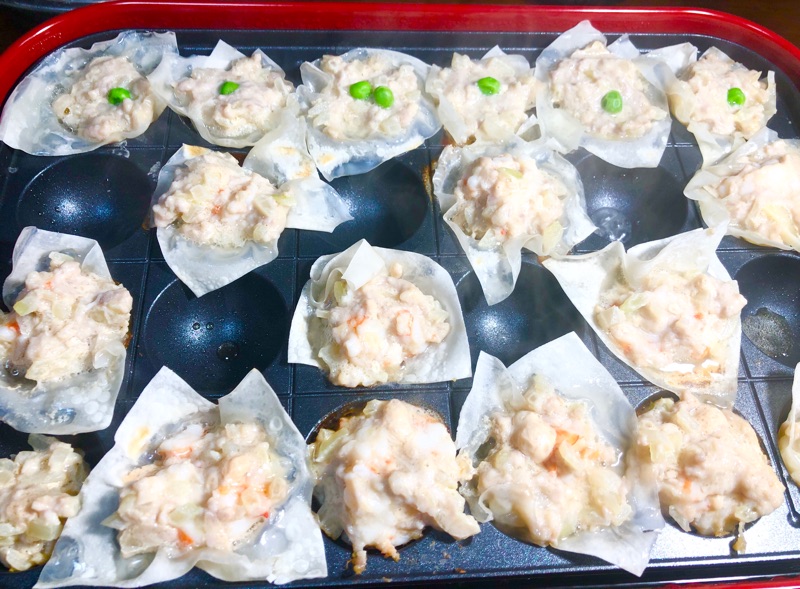 タコ焼きプレートのシューマイを撮った写真
