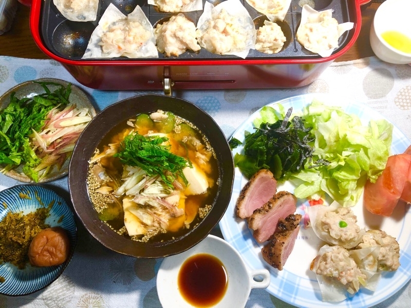 タコ焼きプレートシューマイと温汁の夕食を撮った写真