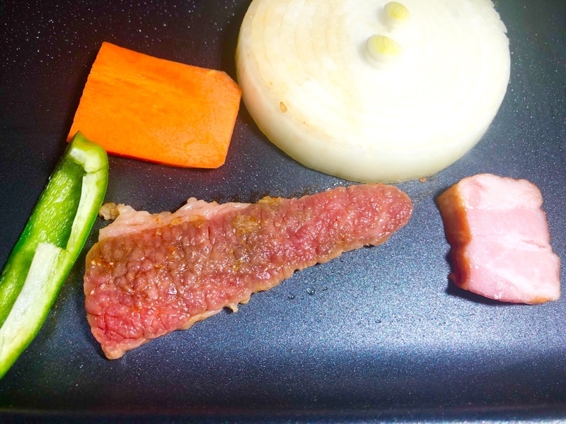 ホットプレートで焼くところを撮った写真