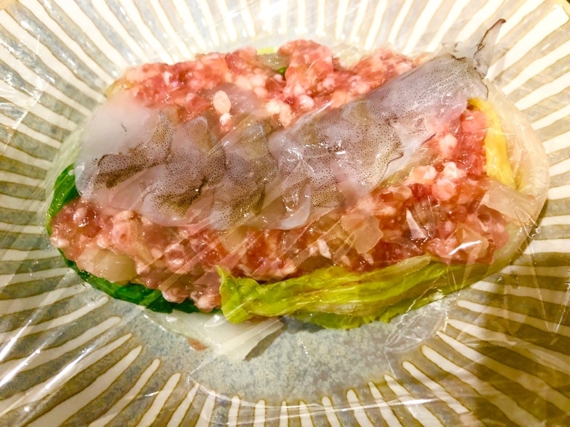 豚えび白菜のビッグシューマイをレンジへ入れるところを撮った写真