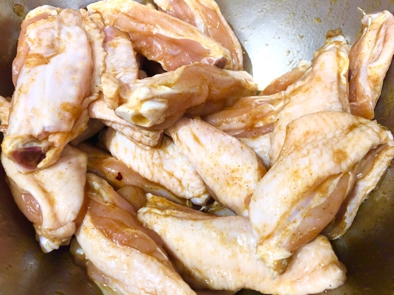 鶏手羽中をカレー風味だれに漬けて撮った写真