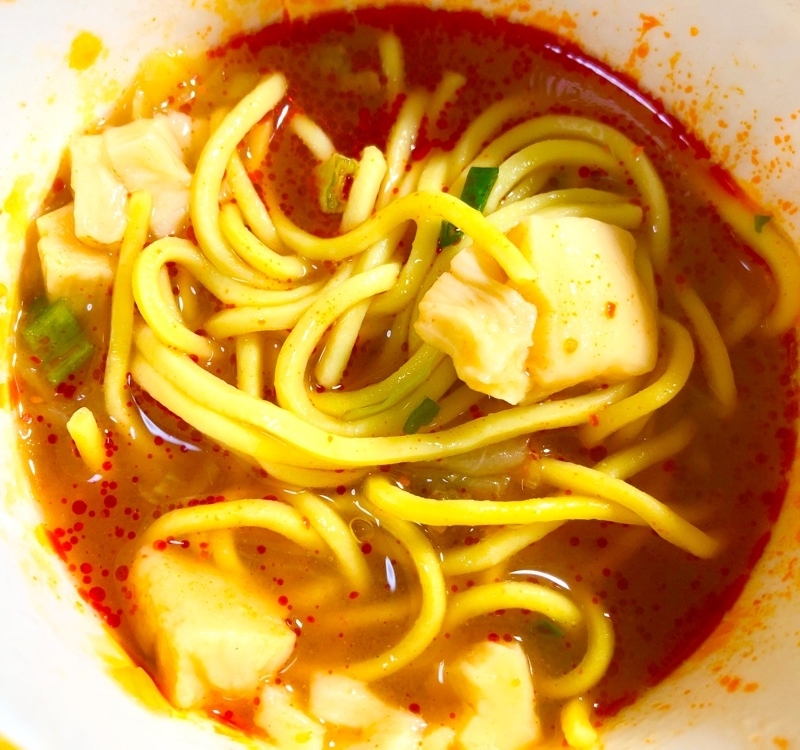 スープに低糖質麺を入れて撮った写真
