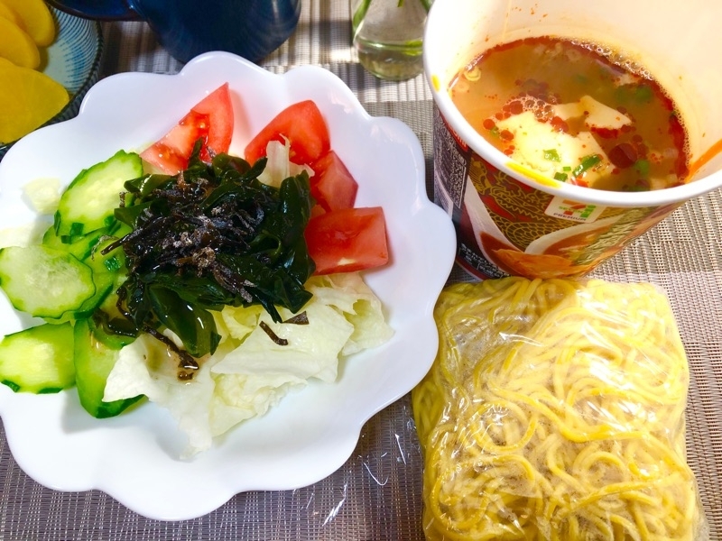 蒙古タンメン中本のスープと低糖質麺を撮った写真