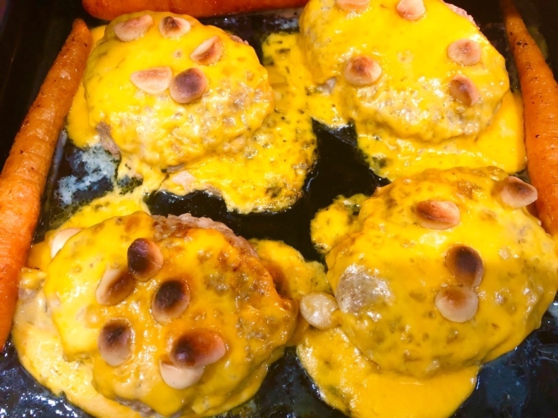 チーズハンバーグと焼きニンジンを撮った写真