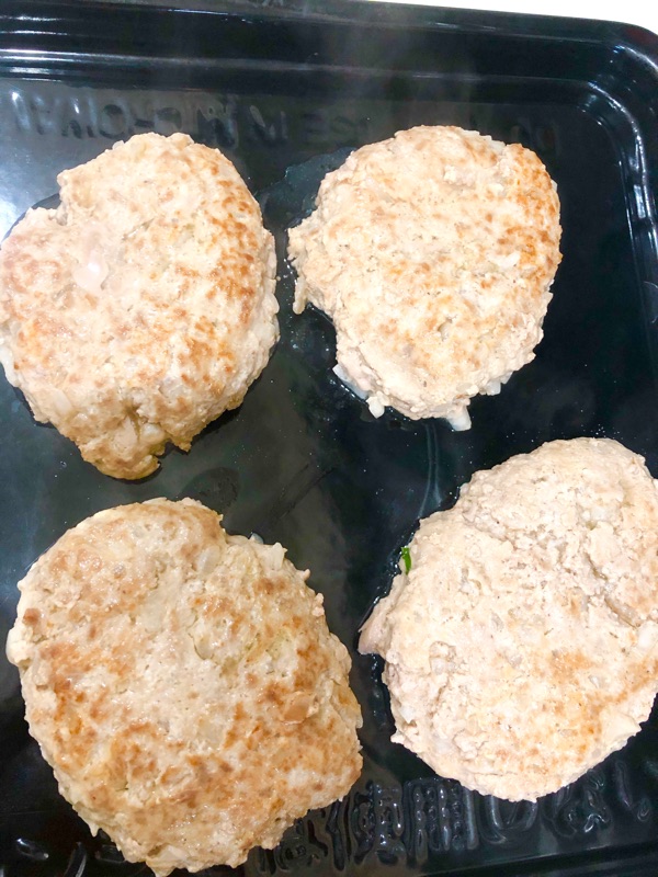 フライパンで焼いたハンバーグを撮った写真