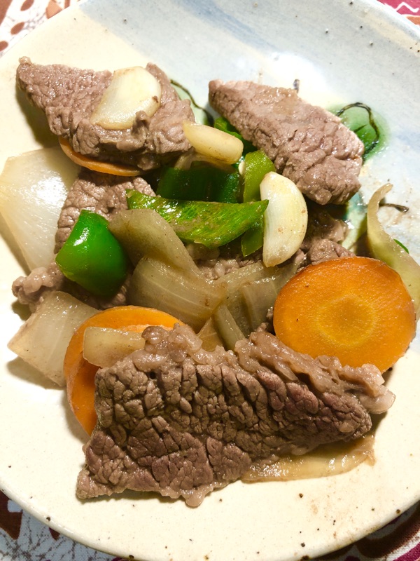 牛肉と野菜の炒めものを撮った写真