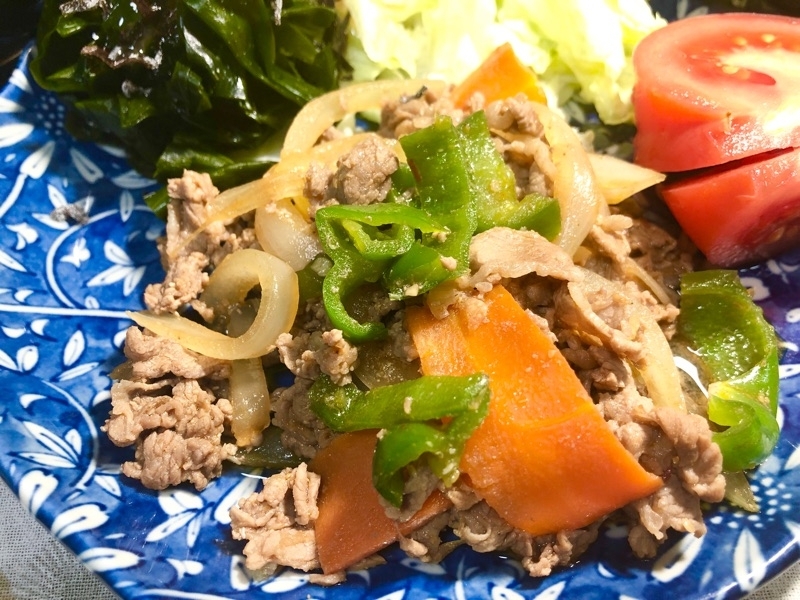 牛肉の炒めものを取り分けて撮った写真