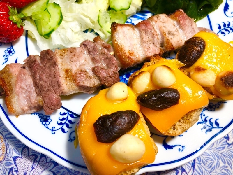 豚バラ串を盛りつけて撮った写真