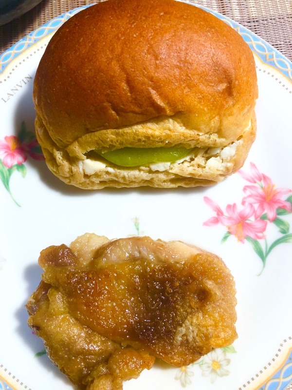 ブランパンのキウイサンドとチキンを撮った写真