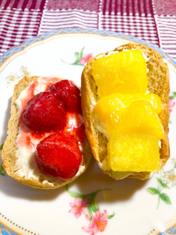 ブランパンの煮イチゴとパインのカナッペを撮った写真