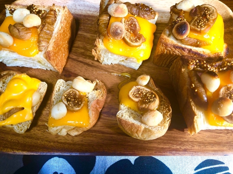 ランパンのチーズ焼き（手前）を撮った写真