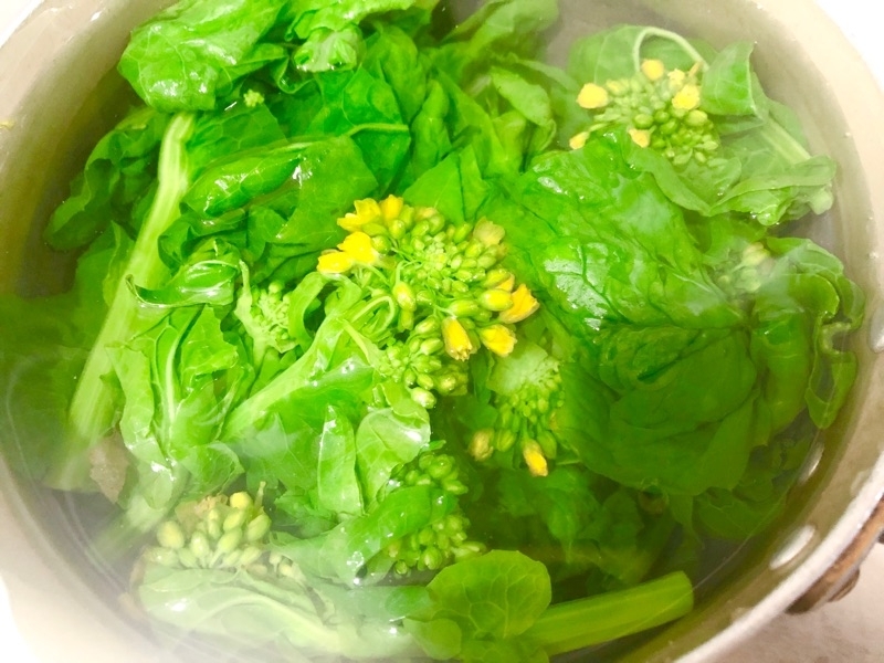 菜の花をゆでるところを撮った写真