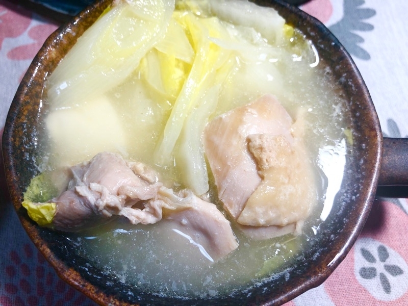 鶏なべをよそって撮った写真