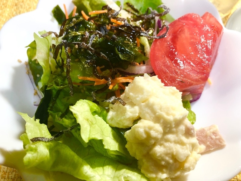 ワカメのサラダとポテトサラダを盛りつけて撮った写真