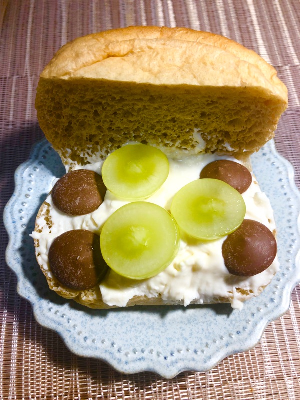 ブランパンのブドウチョコサンドを撮った写真