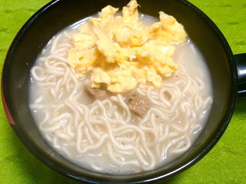 半分に炒り卵をのせて撮った写真