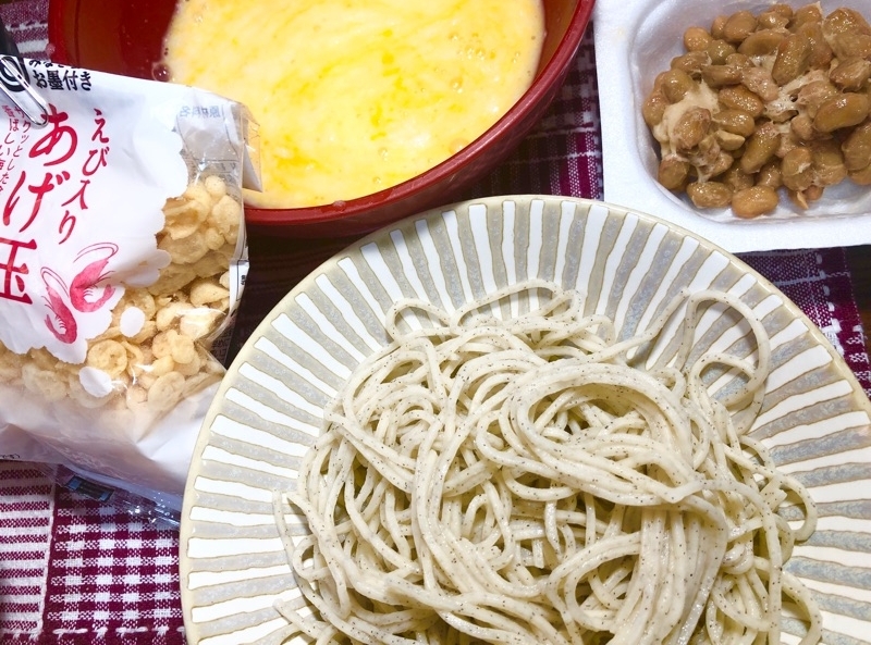 とろろと納豆と揚げ玉を撮った写真
