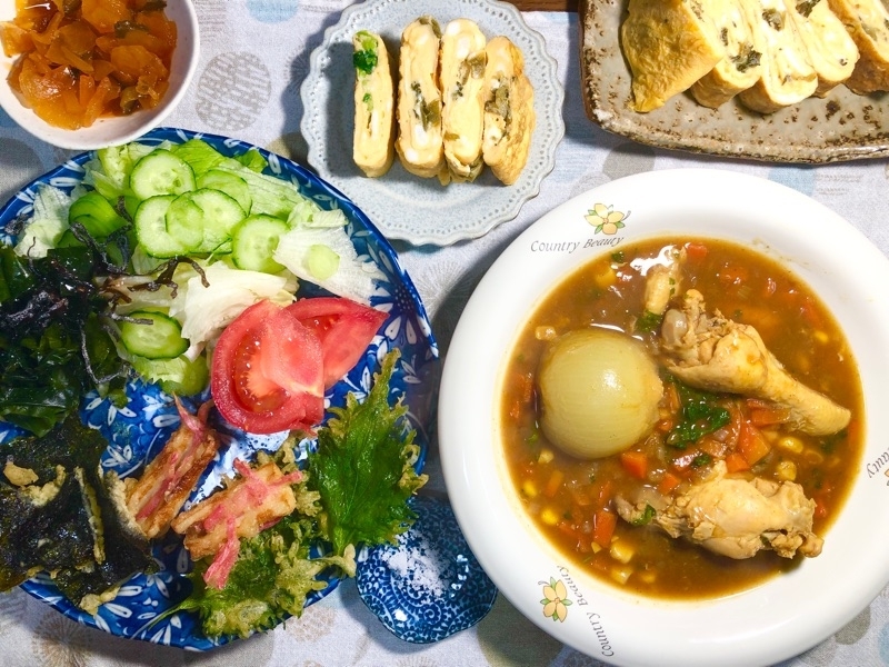 カレースープと卵焼きと天ぷらの夕食を撮った写真