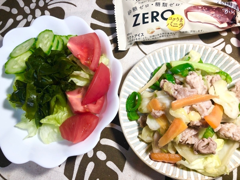 肉野菜炒めと低糖質アイスの昼食を撮った写真