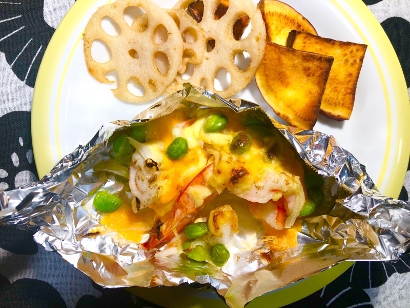 えびのチーマヨ包み焼きをよそって撮った写真