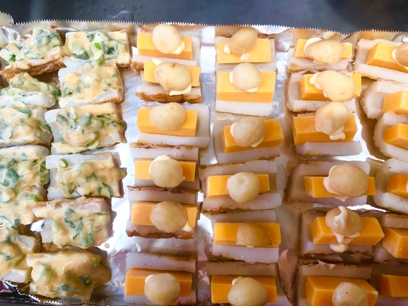 竹輪にチーズとネギ味噌をのせて撮った写真