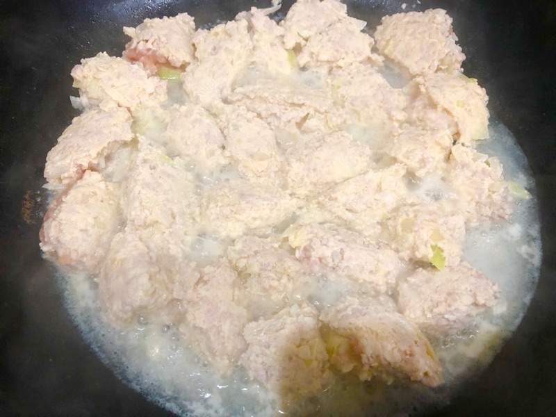 つくねの肉ダネを煮るところを撮った写真