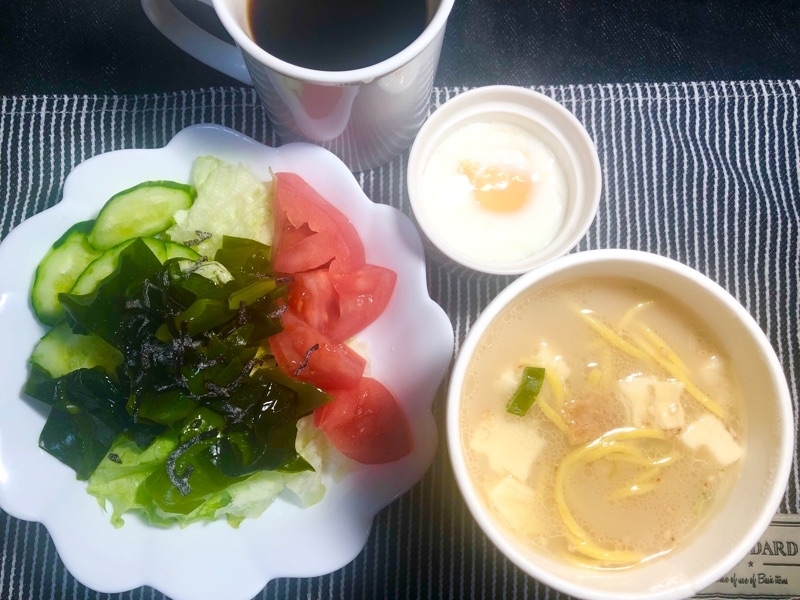 カップスープの低糖質ラーメンの昼食を撮った写真