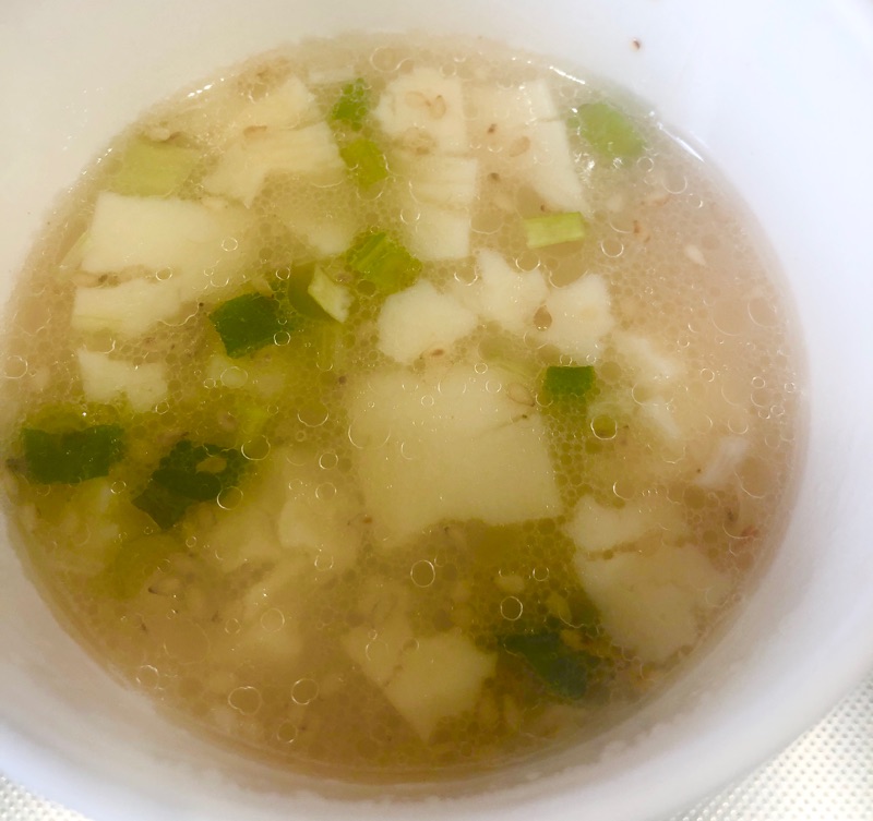 お湯を注いだ豆腐スープを撮った写真