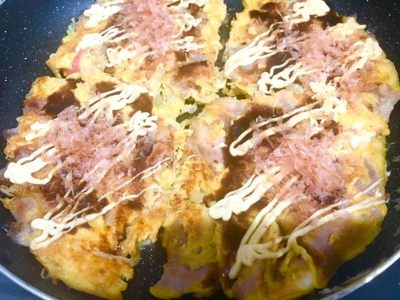 とん平焼きにソースをかけて撮った写真