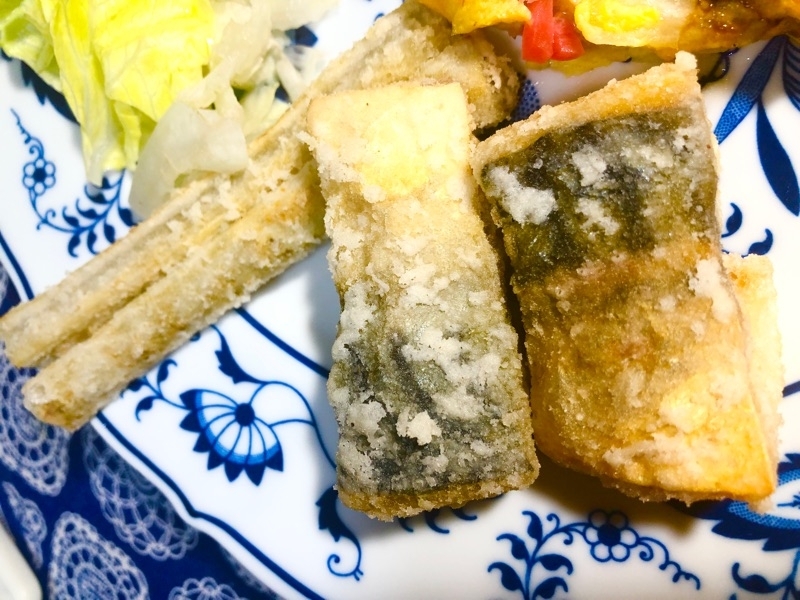 塩サバとゴボウの唐揚げを盛りつけて撮った写真
