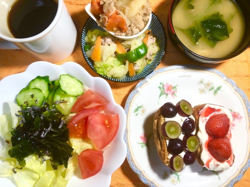 煮イチゴカナッペの昼食を撮った写真