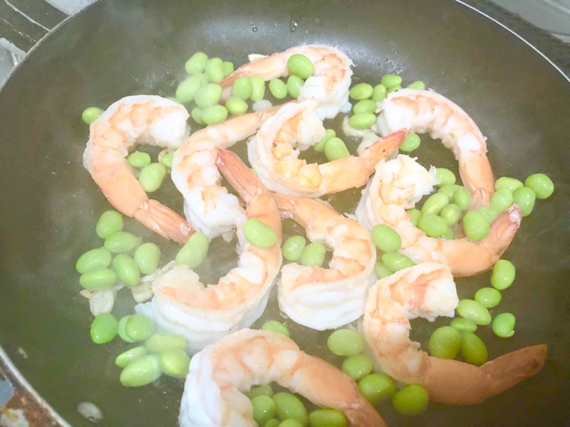 えびと枝豆を炒めるところを撮った写真