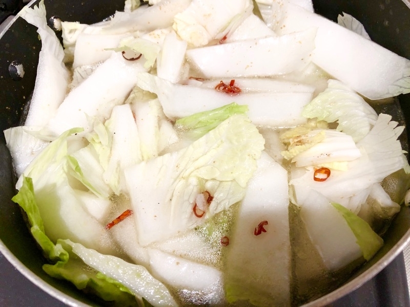 鶏手羽元に白菜を加えて撮った写真