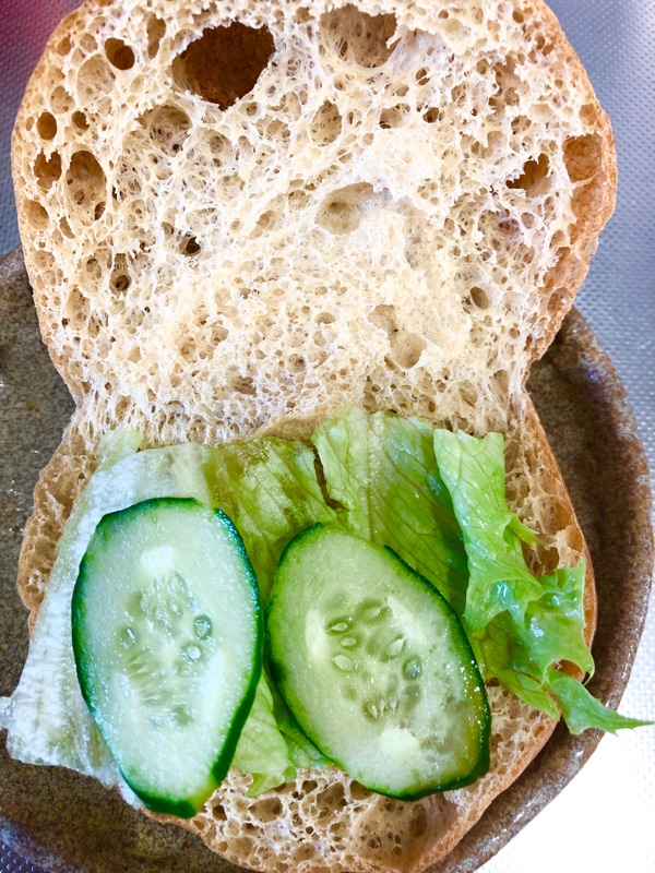 ブランパンに野菜をのせて撮った写真