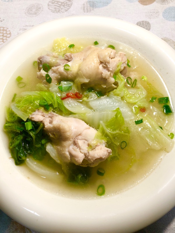 鶏手羽元の白菜スープ煮をよそって撮った写真