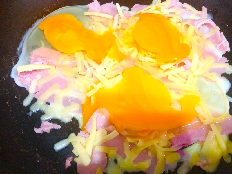 ハムとチーズに卵を入れて撮った写真