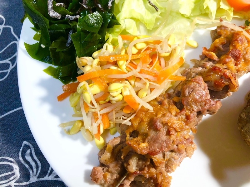 豆もやしのナムルと牛みそ焼き串を撮った写真