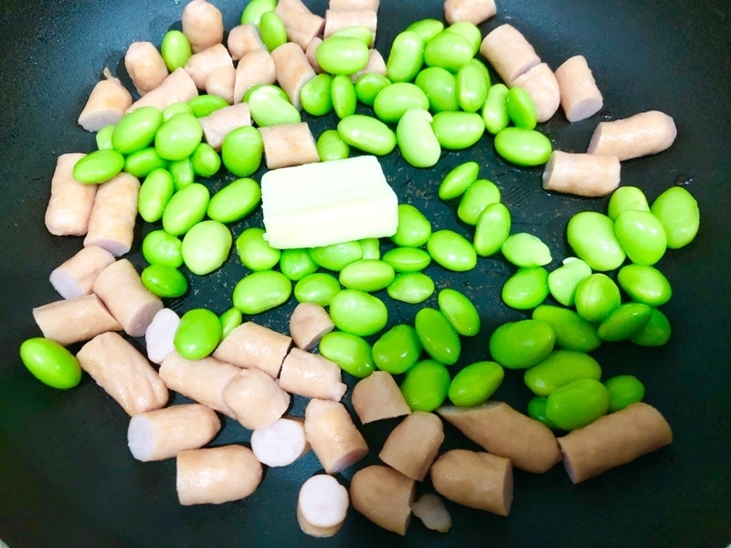 ポークビッツと枝豆を撮った写真
