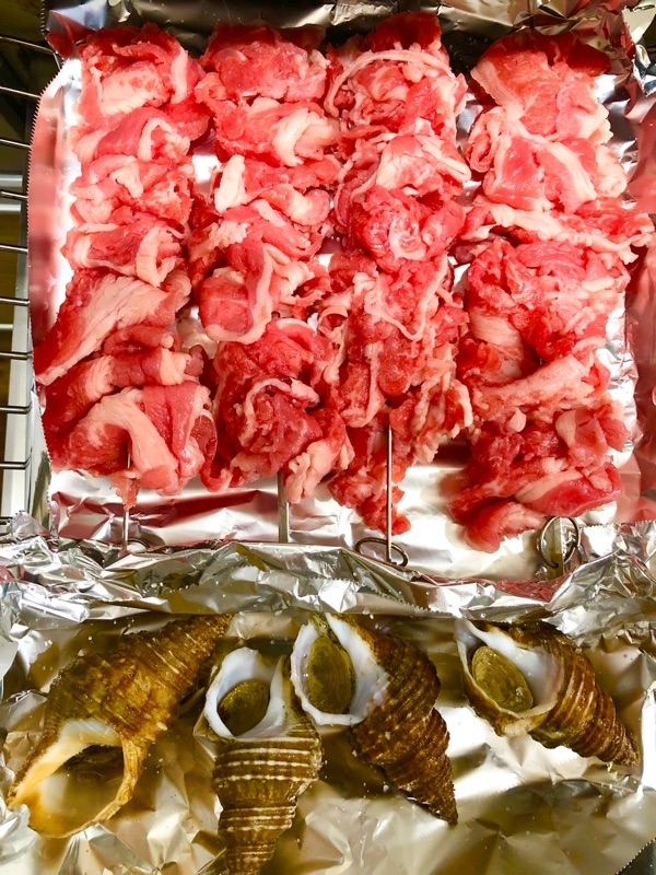 牛串とつぶ貝を撮った写真