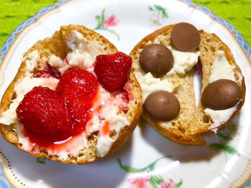 ブランパンの煮イチゴカナッペとチョコカナッペを撮った写真