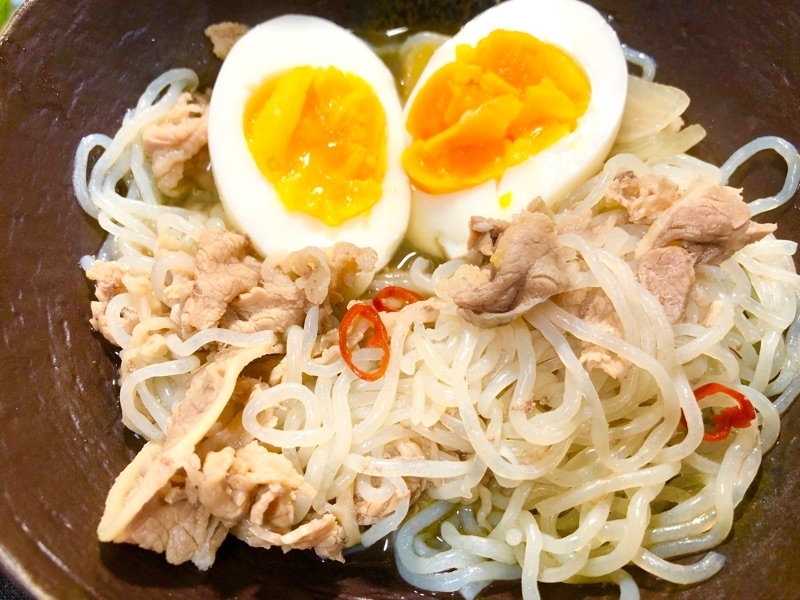 半熟卵と牛肉煮をよそって撮った写真