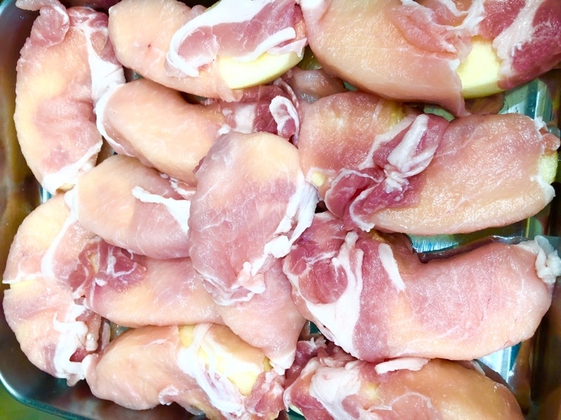 リンゴに肉を巻いて撮った写真
