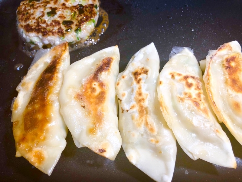 焼き餃子と焼き餃子バーグを撮った写真