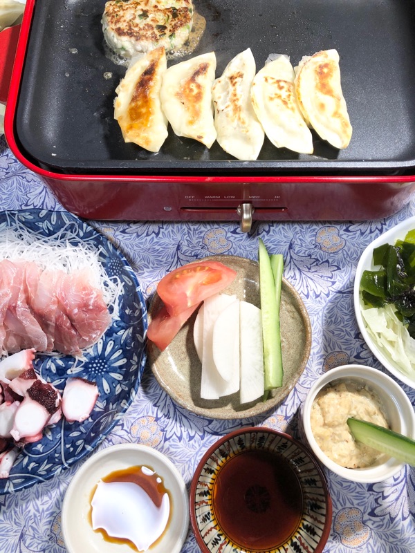 ホットプレート餃子の夕食を撮った写真