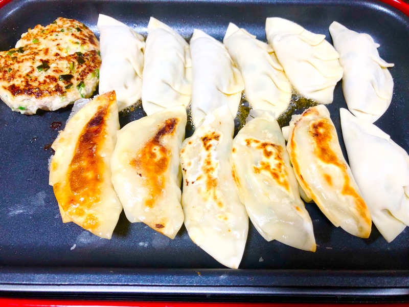 餃子を追加して焼くところを撮った写真