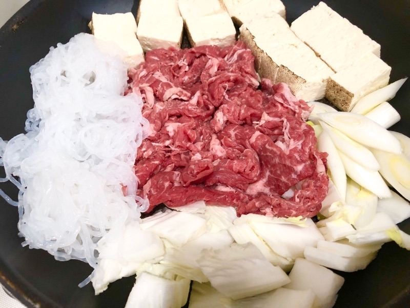 フライパンすき焼きの具材を撮った写真